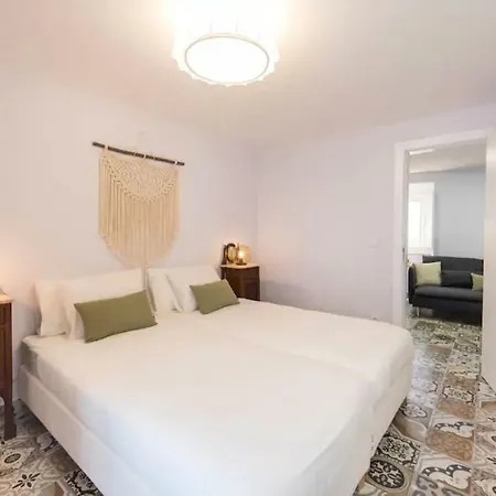Apartman Renovated Light-filled Alfama Apt + Free Pick-up, By Timecooler