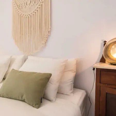 Apartman Renovated Light-filled Alfama Apt + Free Pick-up, By Timecooler