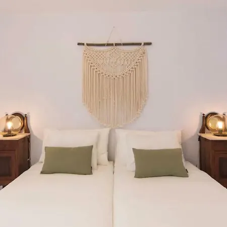 Renovated Light-filled Alfama Apt + Free Pick-up, By Timecooler Apartman Lisboa