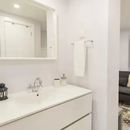 Apartman Renovated Light-filled Alfama Apt + Free Pick-up, By Timecooler