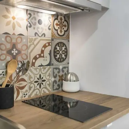 Renovated Light-filled Alfama Apt + Free Pick-up, By Timecooler * Lisboa
