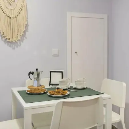 Renovated Light-filled Alfama Apt + Free Pick-up, By Timecooler Lisboa