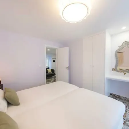 Renovated Light-filled Alfama Apt + Free Pick-up, By Timecooler شقة