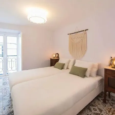 Lägenhet Renovated Light-filled Alfama Apt + Free Pick-up, By Timecooler Lisboa