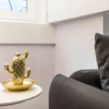 Renovated Light-filled Alfama Apt + Free Pick-up, By Timecooler * Lisboa