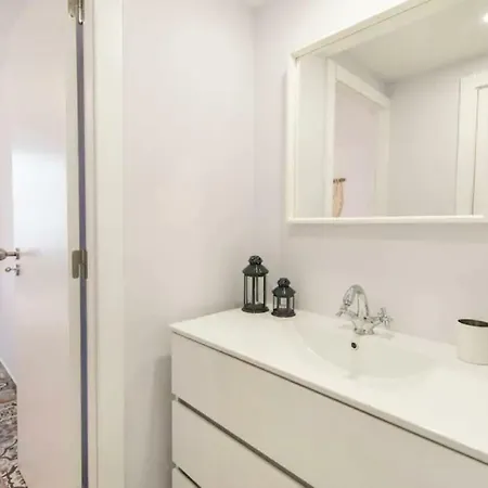 Renovated Light-filled Alfama Apt + Free Pick-up, By Timecooler Lägenhet *