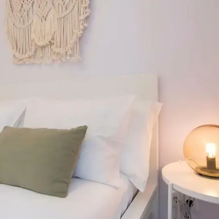 Renovated Light-filled Alfama Apt + Free Pick-up, By Timecooler Lisboa