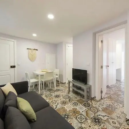 Renovated Light-filled Alfama Apt + Free Pick-up, By Timecooler * Lisboa